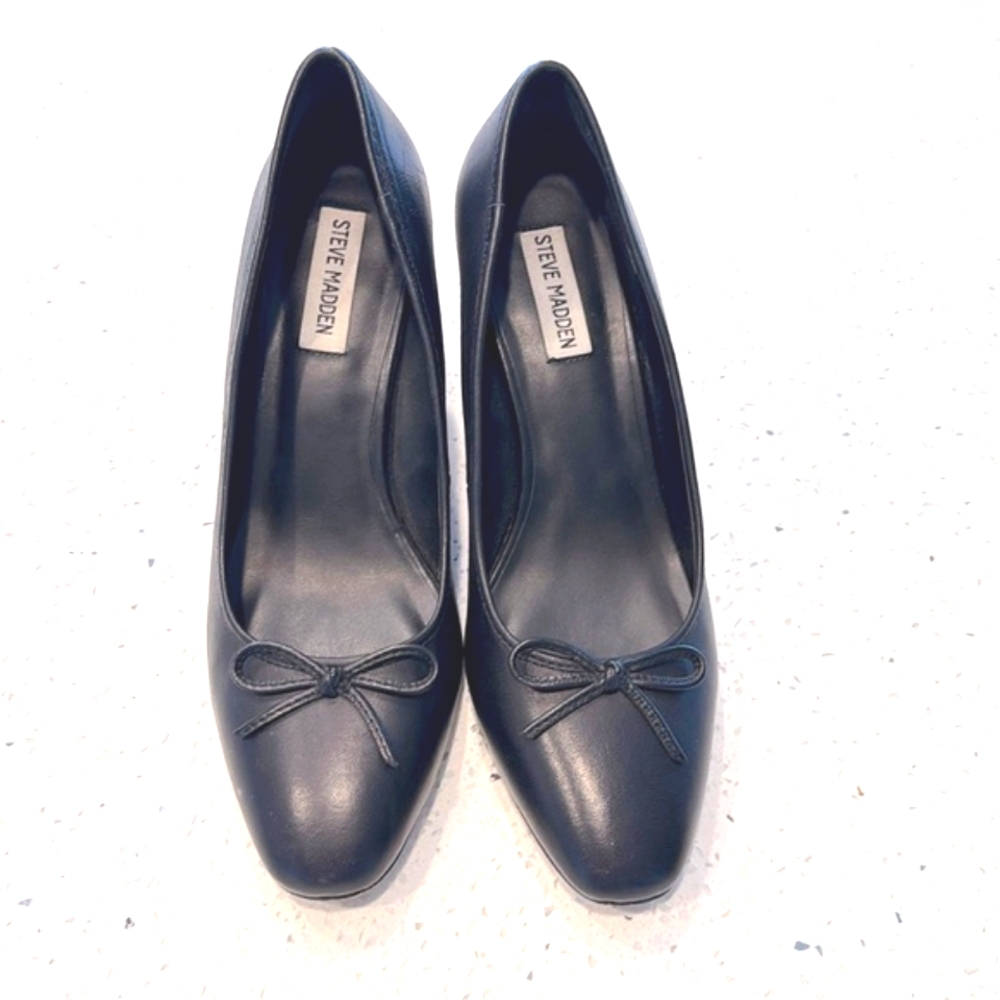 Steve Madden Black Leather pumps.